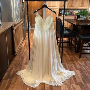 Hello!  I am selling an unaltered unused wedding dress size 16.
